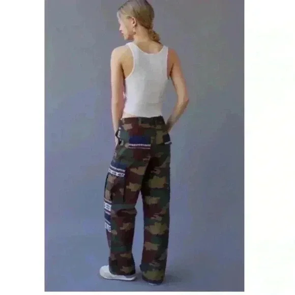 Urban outfitters cargo camo moutainer pant size 2 - Picture 3 of 6